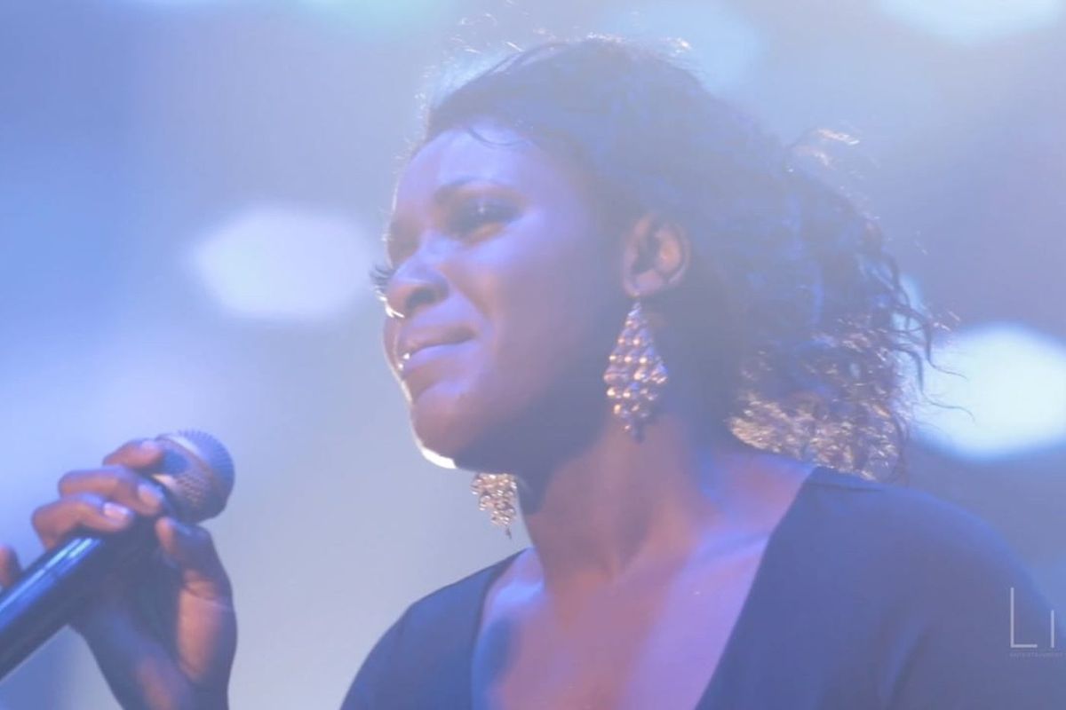 Chechi's vocalist singing into a microphone