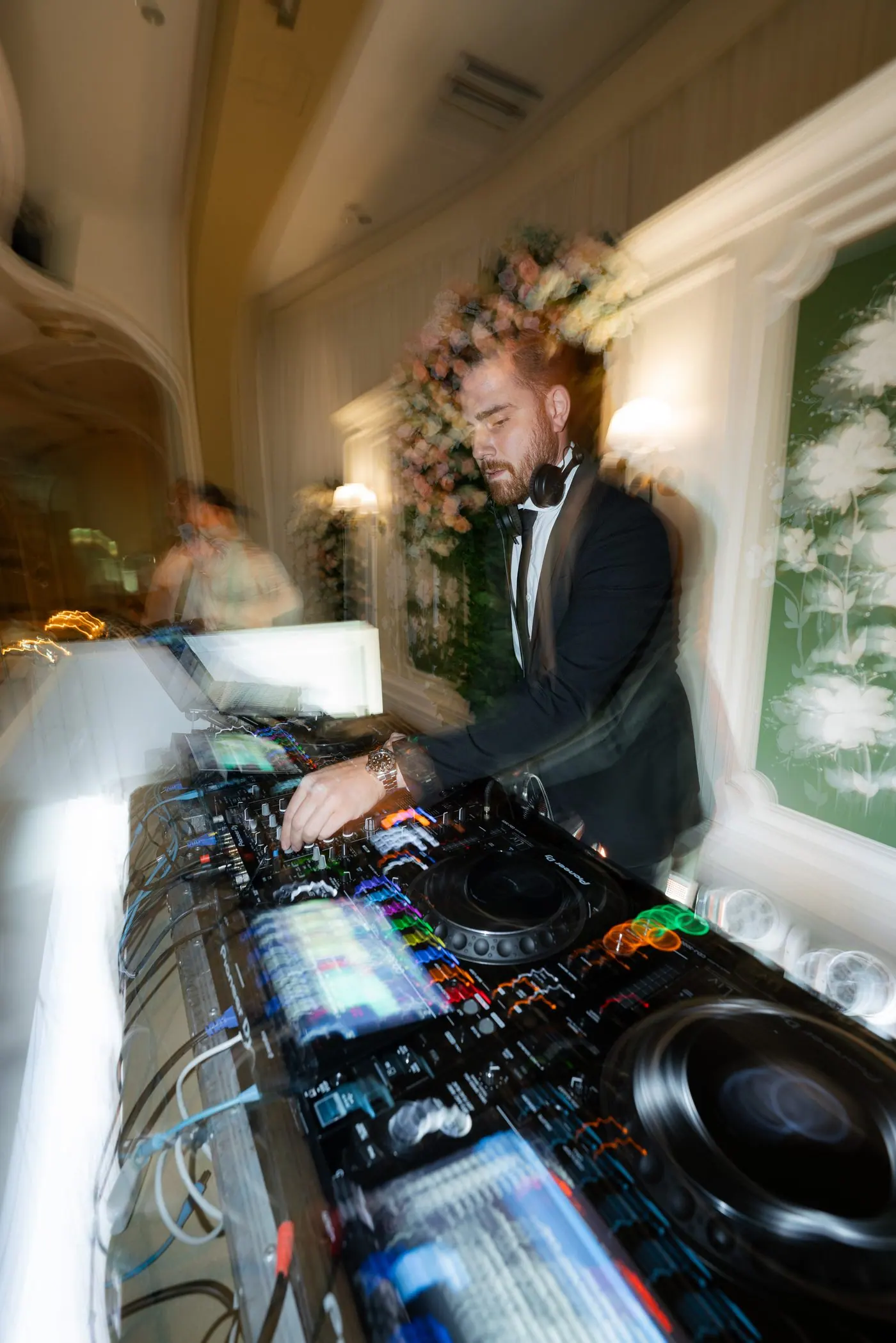 DJ de LIV Entertainment en cabina durante un evento