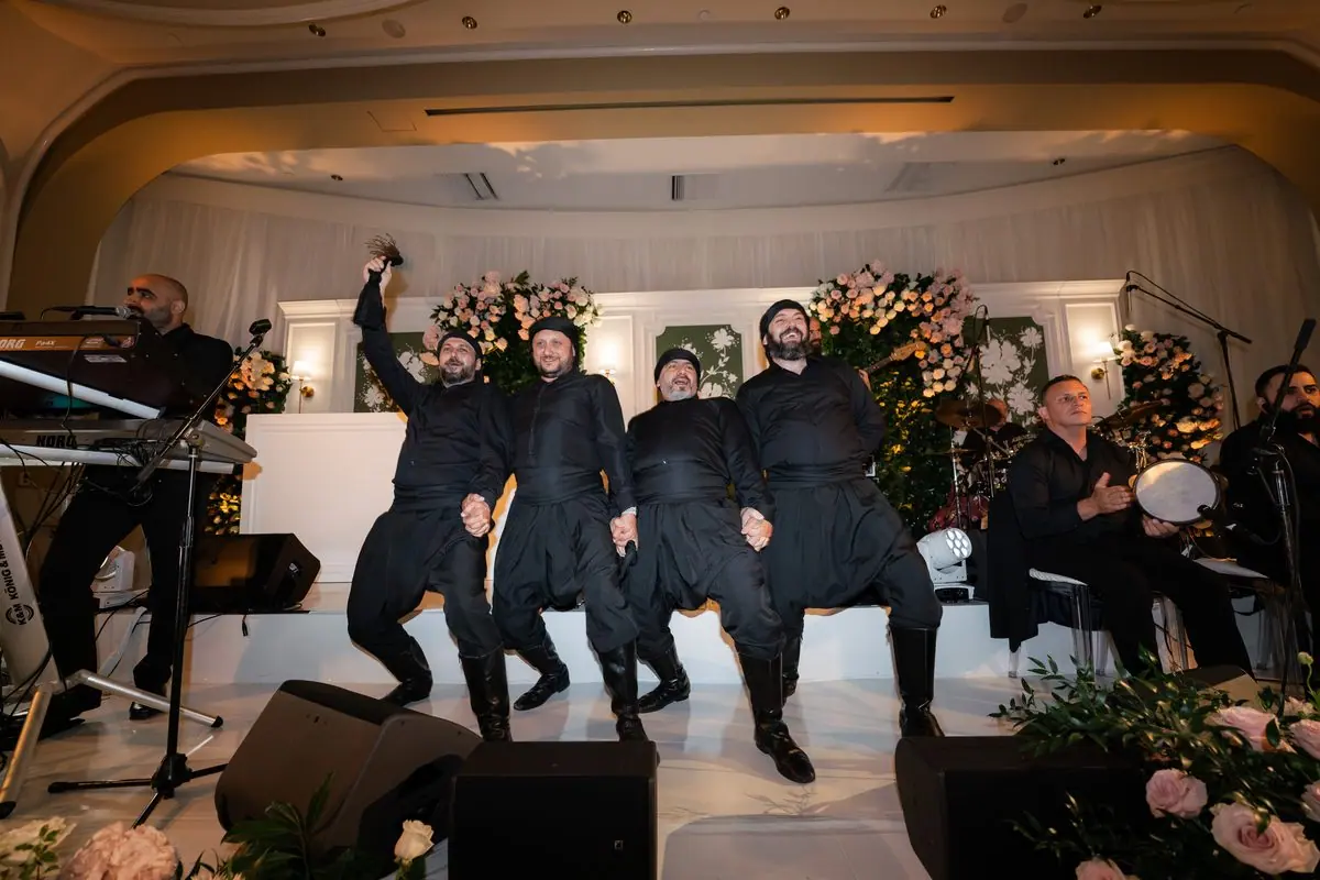 Banda de LIV Entertainment sobre el escenario con su equipo de sonido