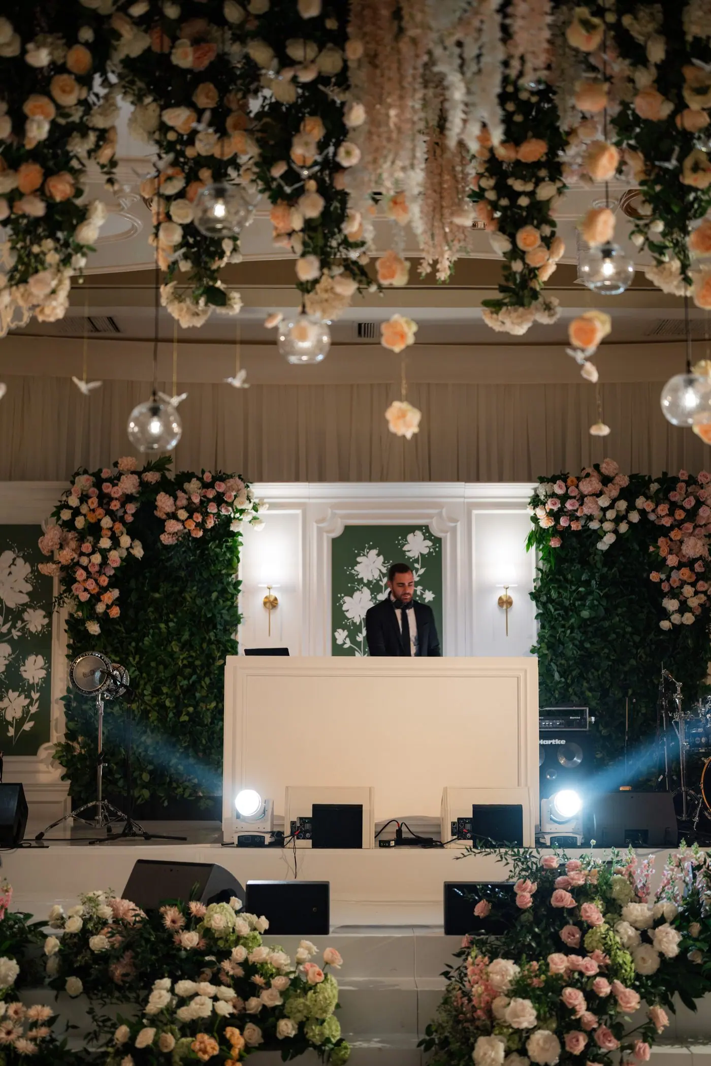 Iluminacion de escenario disenada por LIV Entertainment